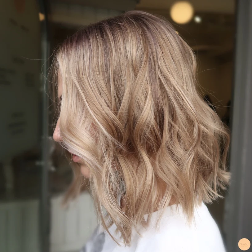 Soft blond med face framing och rootshadow