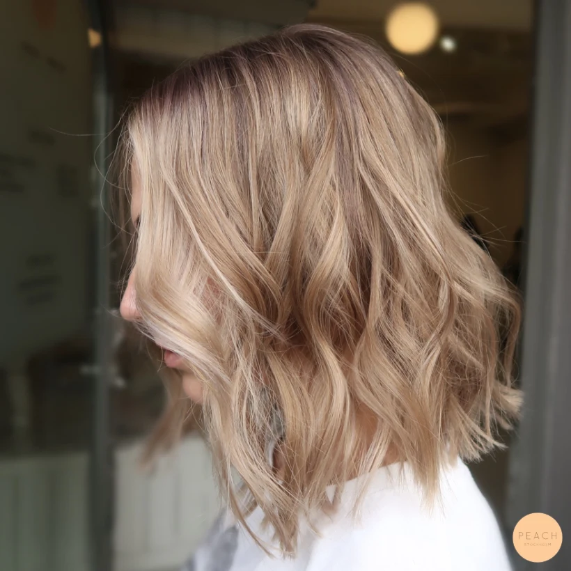 Soft blond med face framing och rootshadow