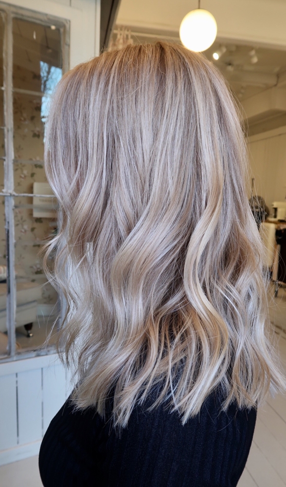 Ljusblond hårfärg med ljusa slingor och lob